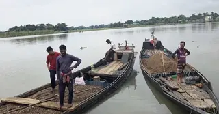 সুনামগঞ্জে নদী থেকে অবৈধভাবে বালু-পাথর উত্তোলনকালে তিন নৌকাসহ আটক ৮